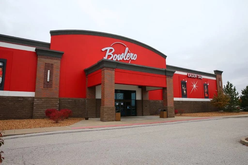 Lucky Strike St. Peters venue interior, photographed under its former Bowlero branding.